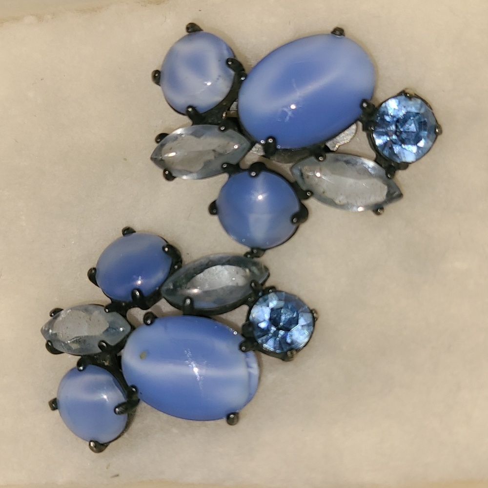 Vintage Signed Schiaparelli molded Glass Clip on earring‎